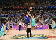 1xbet体育app下载-篮球场上球员之间的对抗高潮迭起