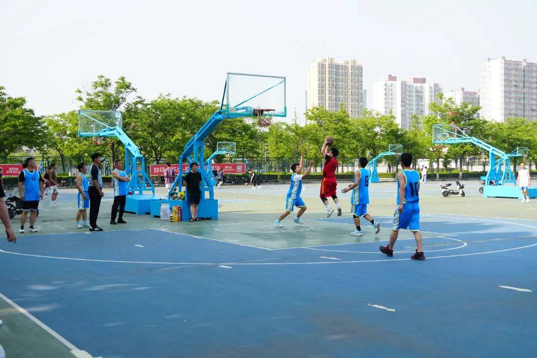 比赛活力四射,球场上瞬息万变 比赛活力四射,球场上瞬息万变
