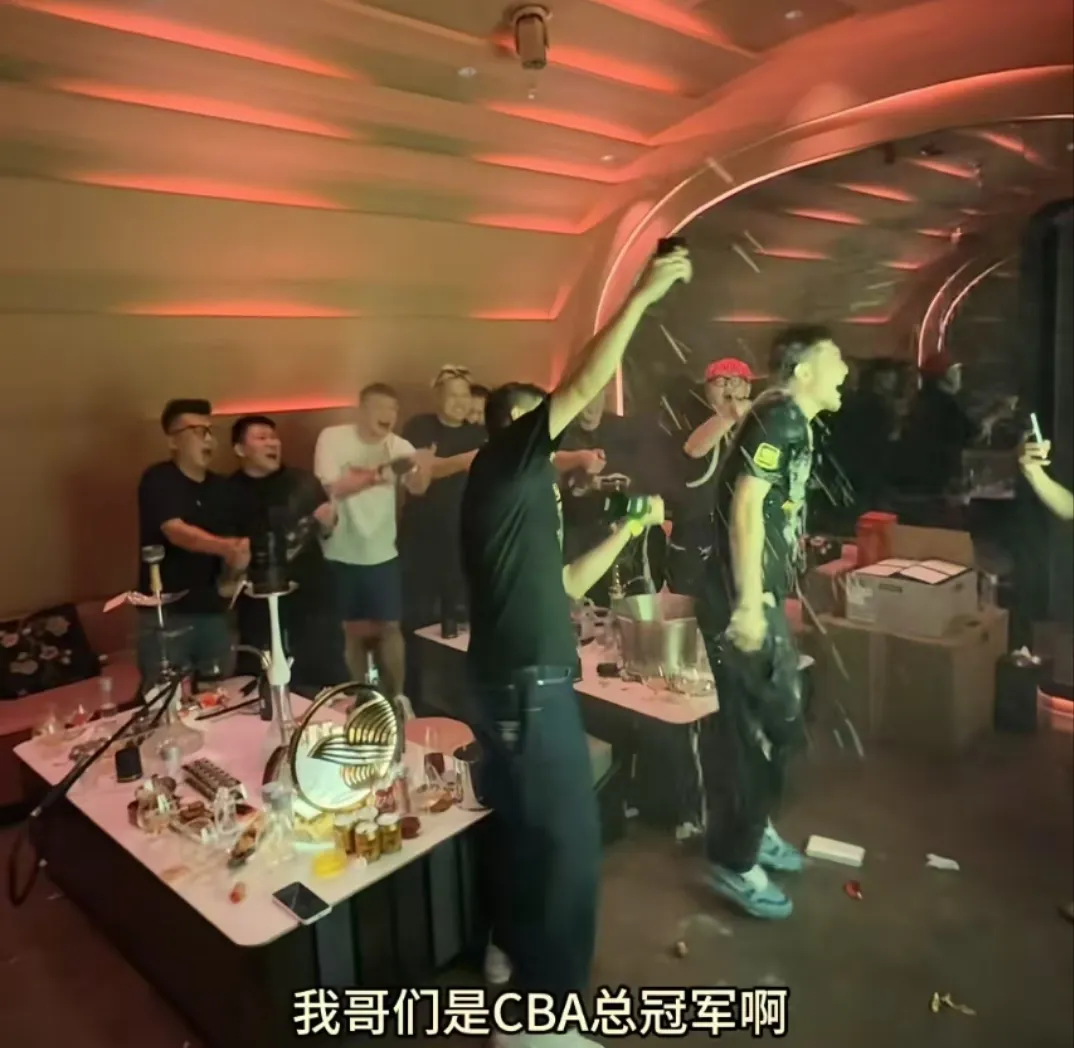 包含现场篮球赛带来视听盛宴,球迷沉浸其中的词条 包含现场篮球赛带来视听盛宴,球迷沉浸其中的词条