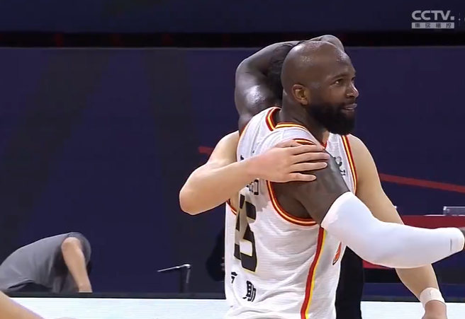 一支强队在季后赛中遭遇困难 一支强队在季后赛中遭遇困难