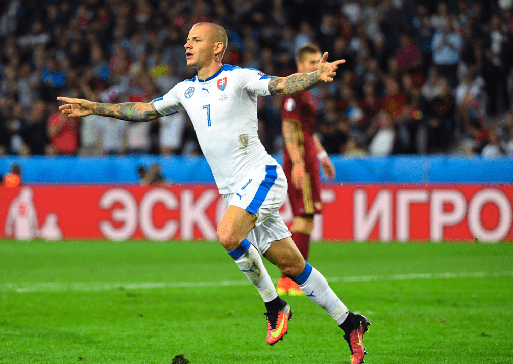 斯洛伐克队表现不佳，需尽快调整